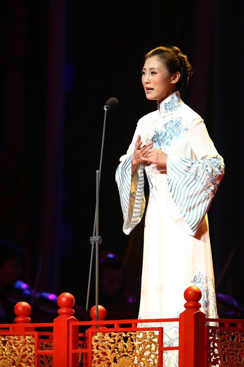 曾是“央视主持”，因揭露姜昆丑闻被封杀，如今70岁处境如何?