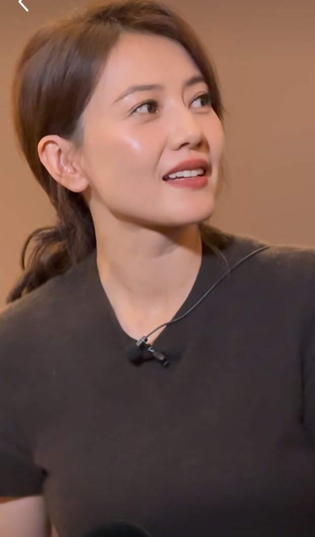 高圆圆出席FIRST活动,深灰短袖搭卡其裤,低马尾造型优雅大方