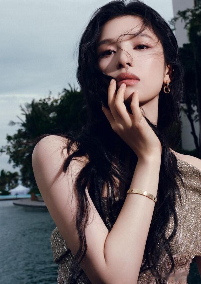 张婧仪ELLE风尚大典红毯活动，一袭玫瑰渐变色亮片长裙，美到犯规