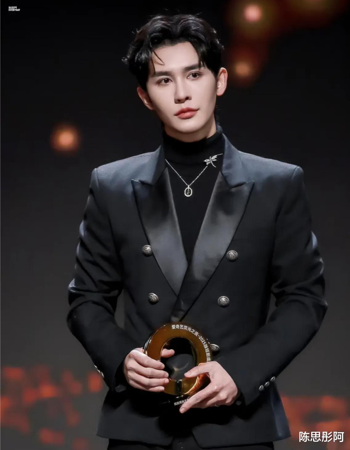 短剧霸总申浩男直播卖惨引公愤