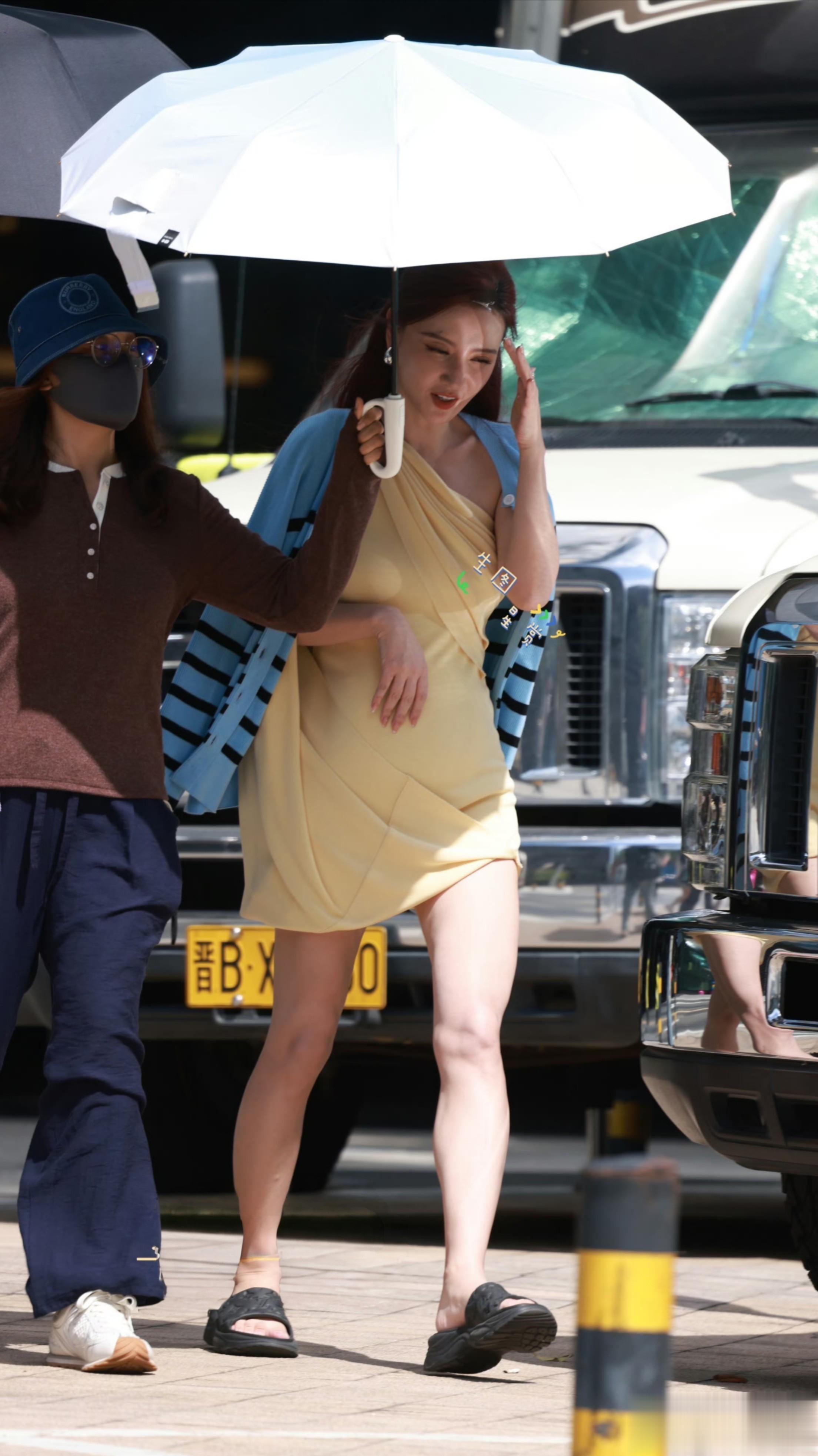 张萌闪耀如她拍摄现场，萌姐发福了这小肚腩像怀孕一样！