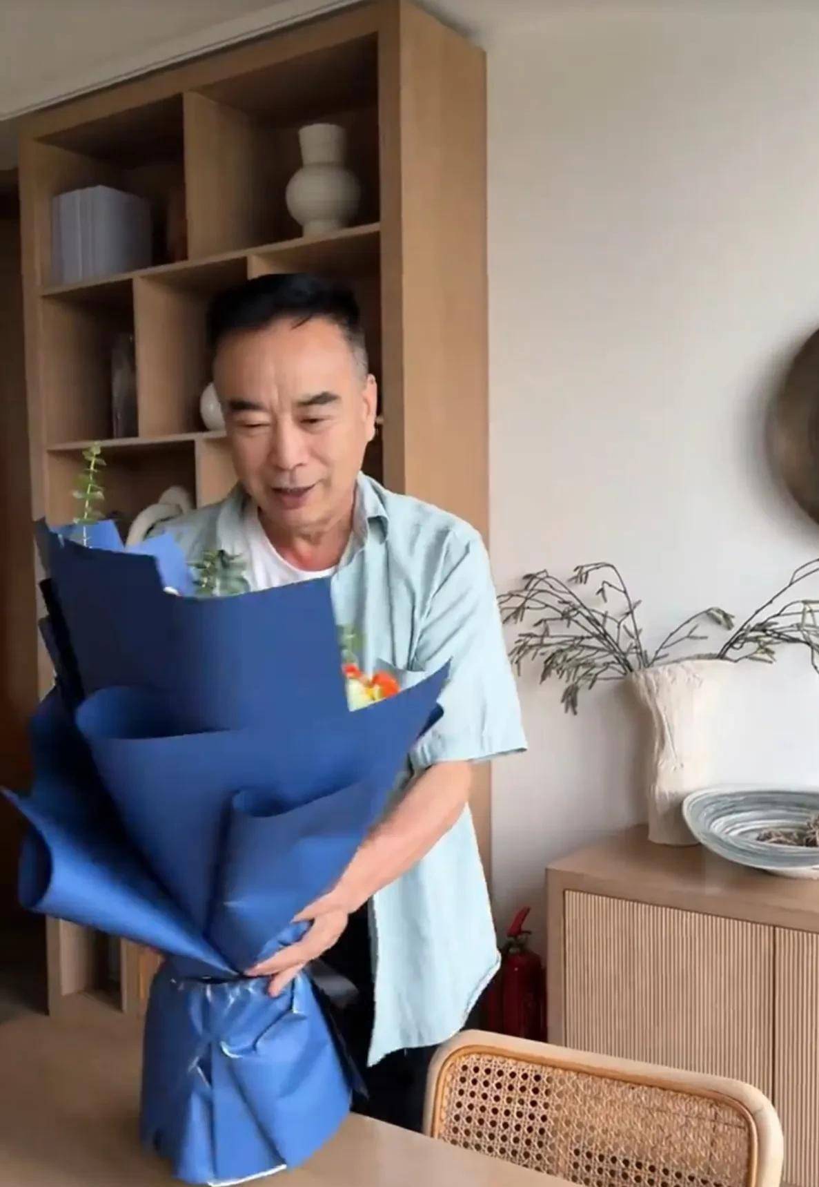 一婚娶湖南美女主持，二婚娶小11岁深圳富婆，67岁一年仍演5部戏