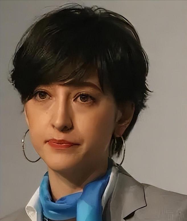 日本最美混血女主播:42岁挺孕肚嫁前首相之子,丈夫出轨不吵不闹