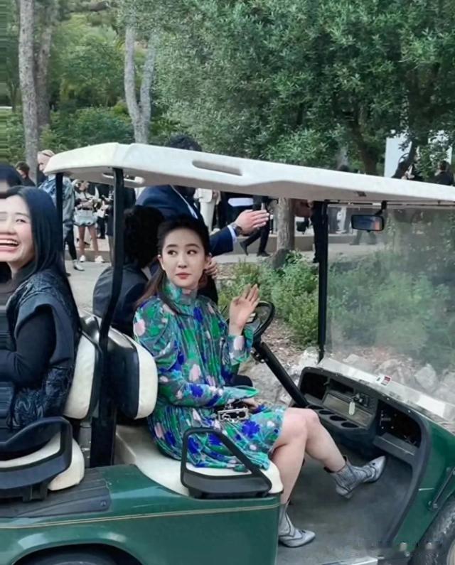 刘亦菲虎背熊腰的，一点身材管理都不做啊