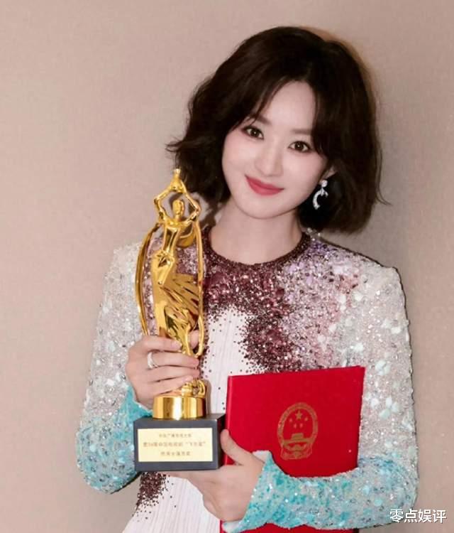 赵丽颖带娃郊游，导演赵德胤如影随形，关系成谜引热议！