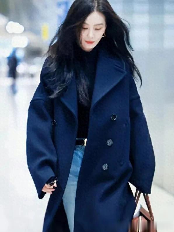 刘诗诗的气质不一般!藏蓝色大衣+直筒裤+短靴,高级又洋气