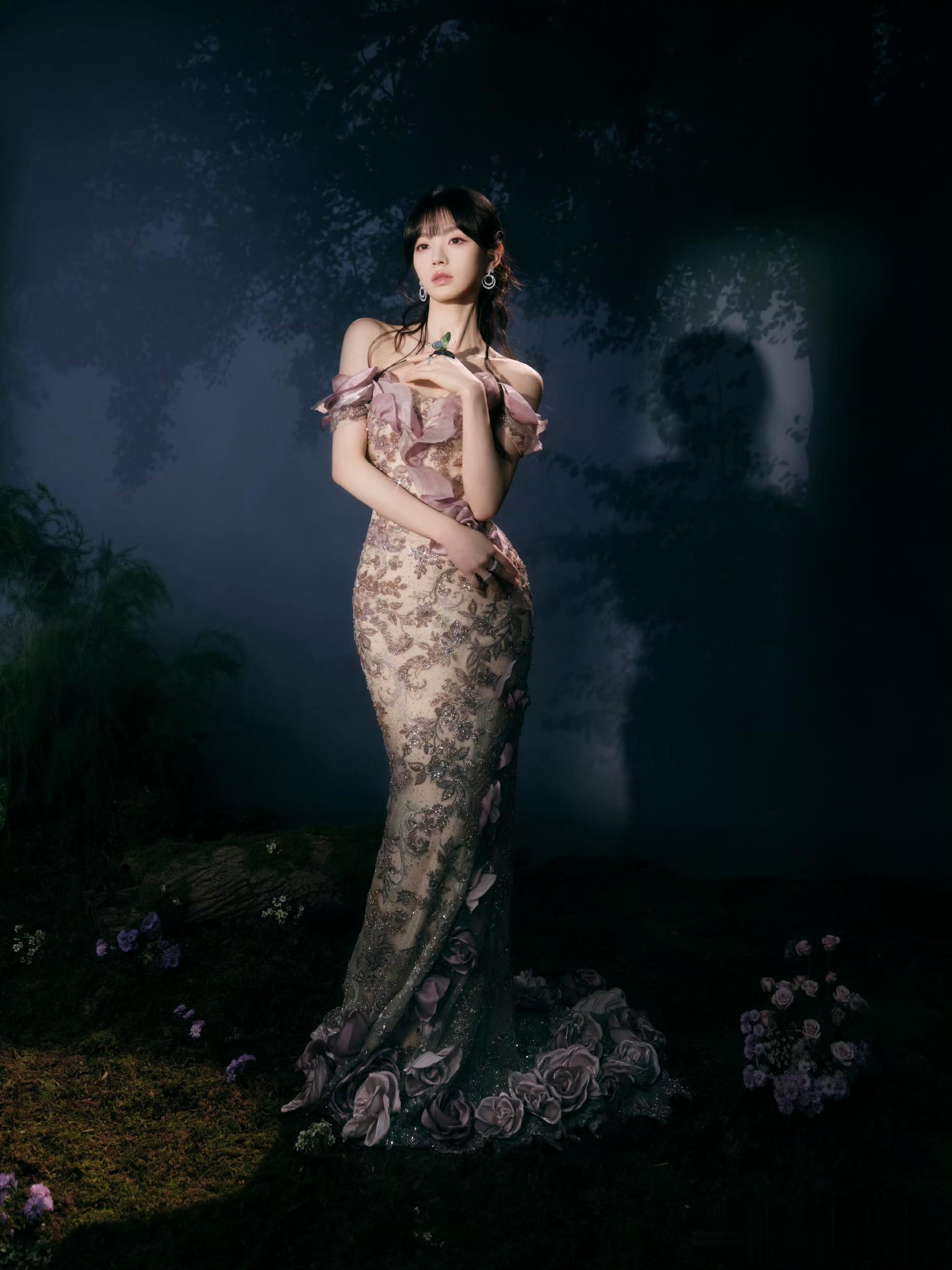 田曦薇紫翼花裙，林间精灵氛围感拉满