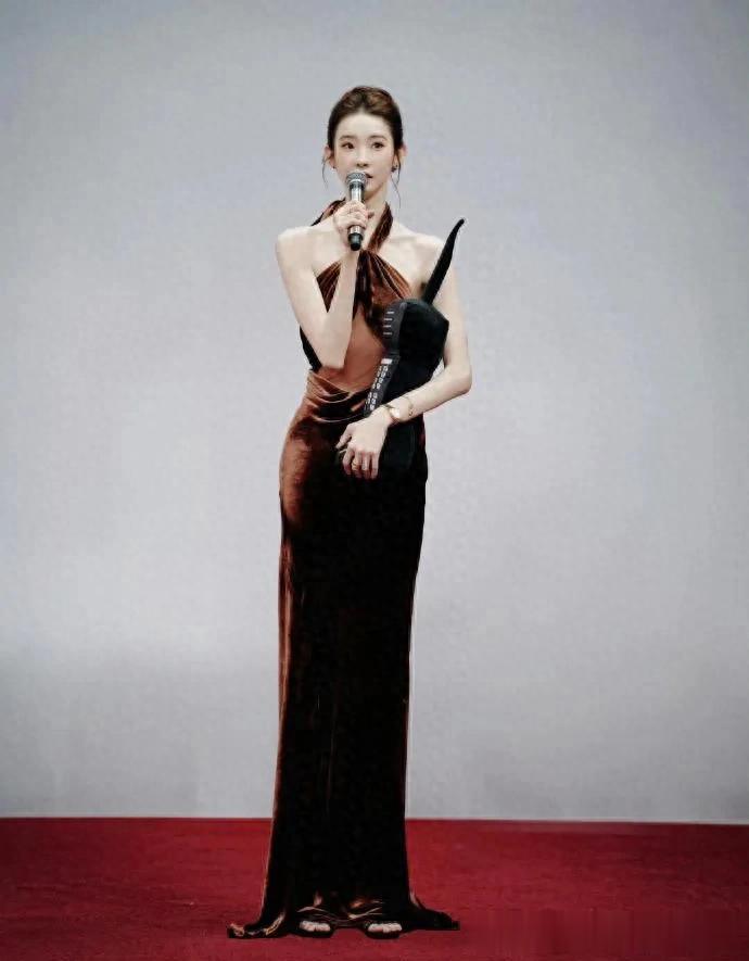 176大美女张艺凡的头身比好绝！穿棕色挂脖裙，简直是为上镜而生