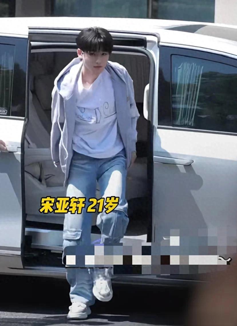 《王牌对王牌》最新上班路透，董璇穿旗袍好美，关晓彤大长腿抢镜