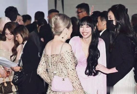 邱泽婚礼最大亮点！李靓蕾一身粉嫩登场，招牌大笑超抢镜！