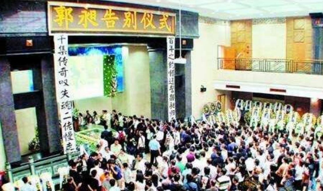 老照片：19年前，康祈宗葬礼现场，妻女泣不成声，康家人哭作一团