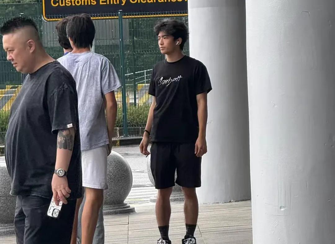 谢霆锋带大儿子迪拜度假!父子俩一起玩卡丁车,Lucas比爸爸高了