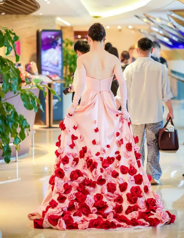 倪妮的收腰礼服有多紧?背后被挤出几道褶,隔着屏幕我都喘不上气