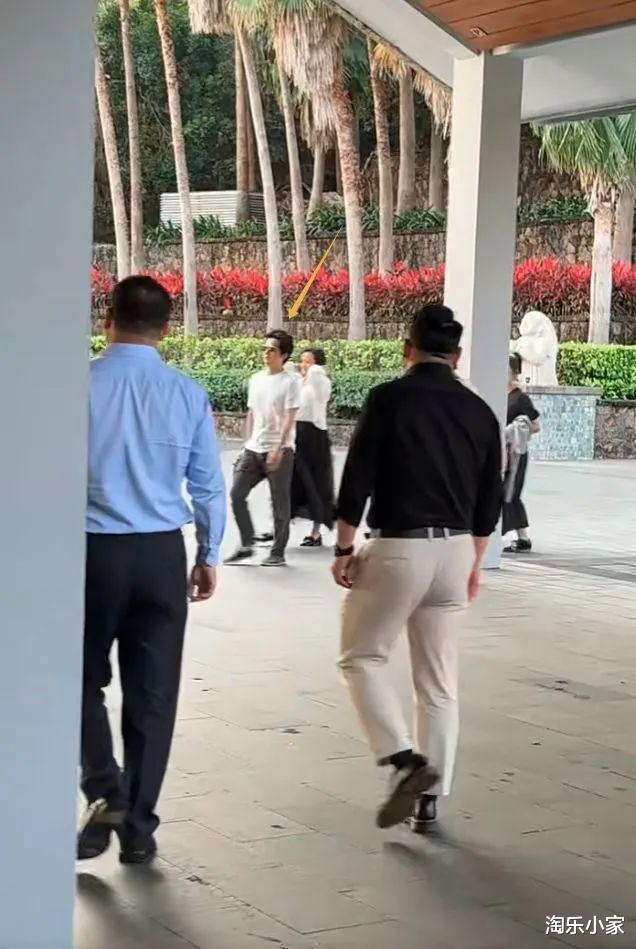 50岁李健携妻三亚度假：青梅竹马20年，孟小蓓幸福肥却美出新高度?