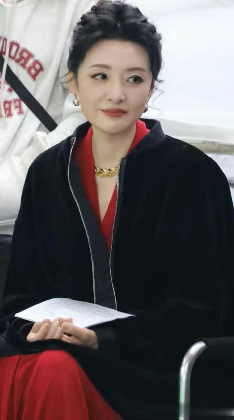 主持人周涛穿便衣太漂亮知性美丽优雅大气，一脸旺夫相看着很舒服