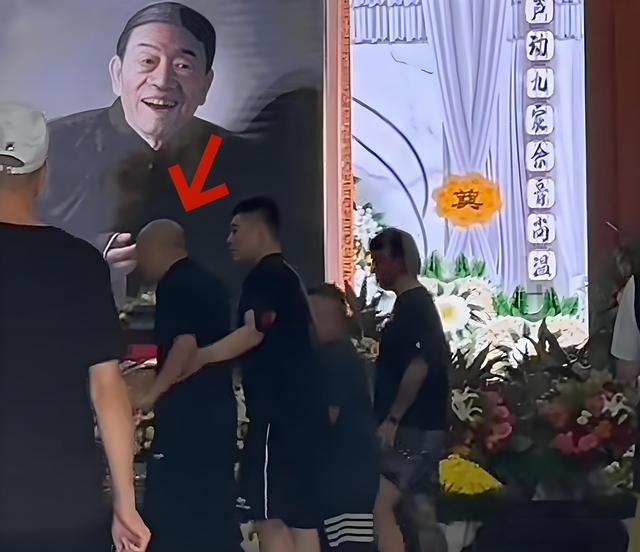 杨少华告别式又出幺蛾子,老汪豹哥来闹场,杨议葬礼盘核桃惹热议