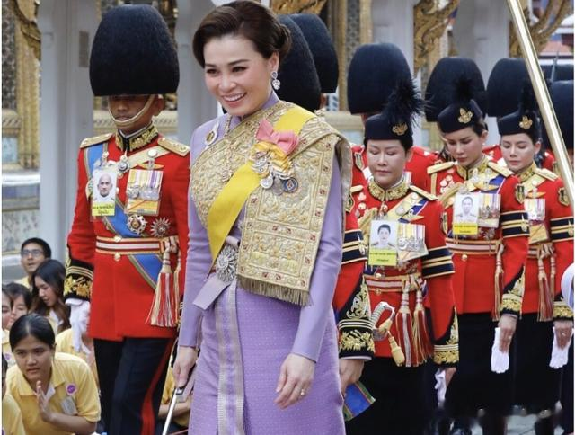 苏提达47岁生日亮相，黄金披肩海蓝宝耳环，小主团全体红装跟随