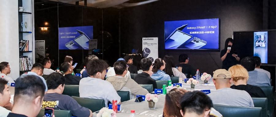 2025已过大半,今天的AI手机要怎么撬动“钉子户”?