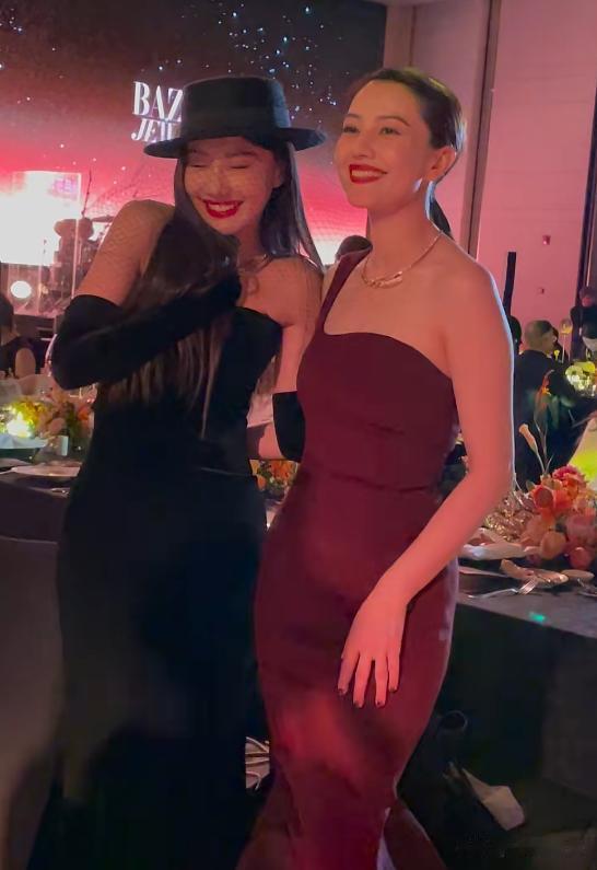 一点都不遮掩，眼纹明显，头有白发，46岁的她比72岁赵雅芝还真实