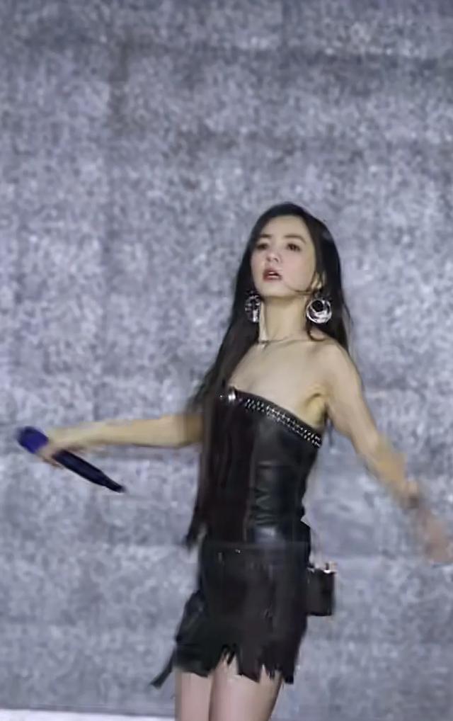 Ella原来的假小子，现在这么有女人味，头发留长了，也穿上了短裙