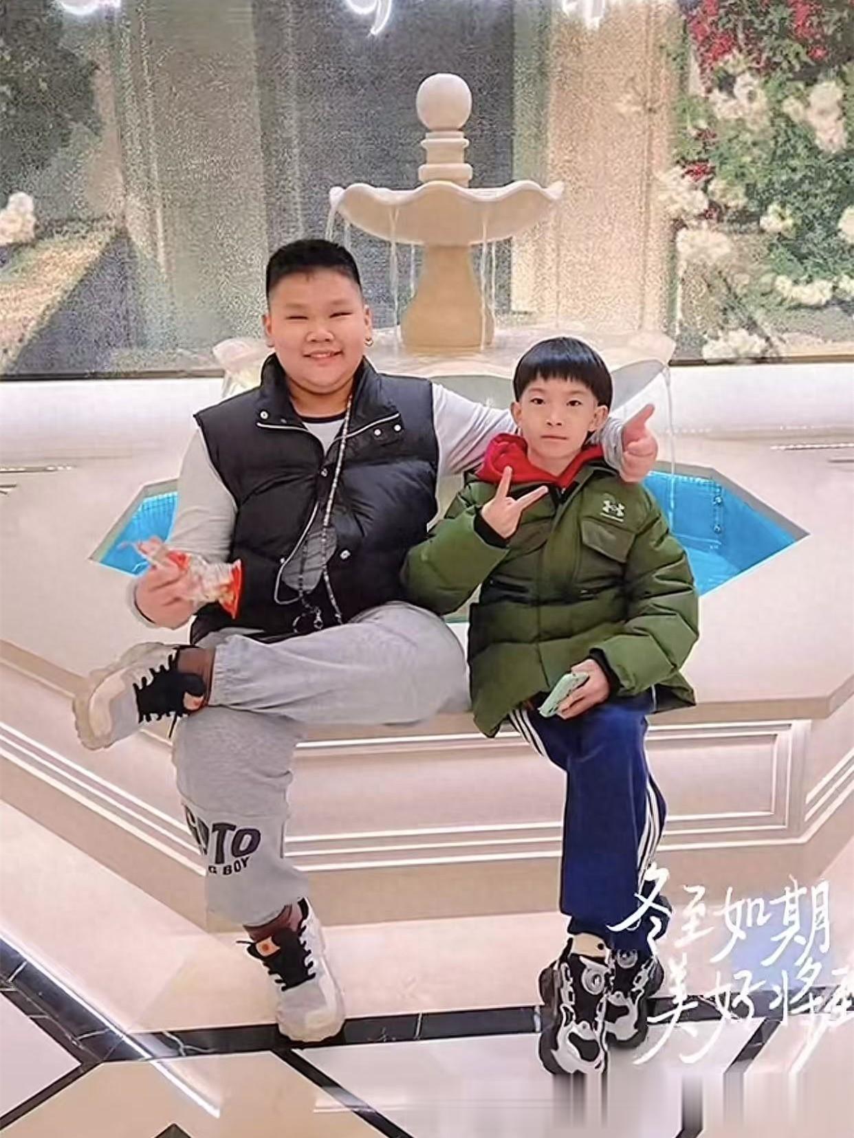 郭汾阳和社会朋友合影，气场全开，小时候可爱，长大后初现霸总范