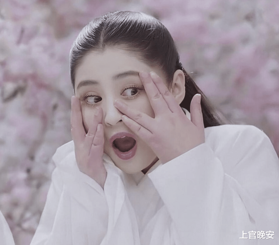 被丑手指拖累的6位明星，长了一张好看的脸，但伸出手能把人笑死