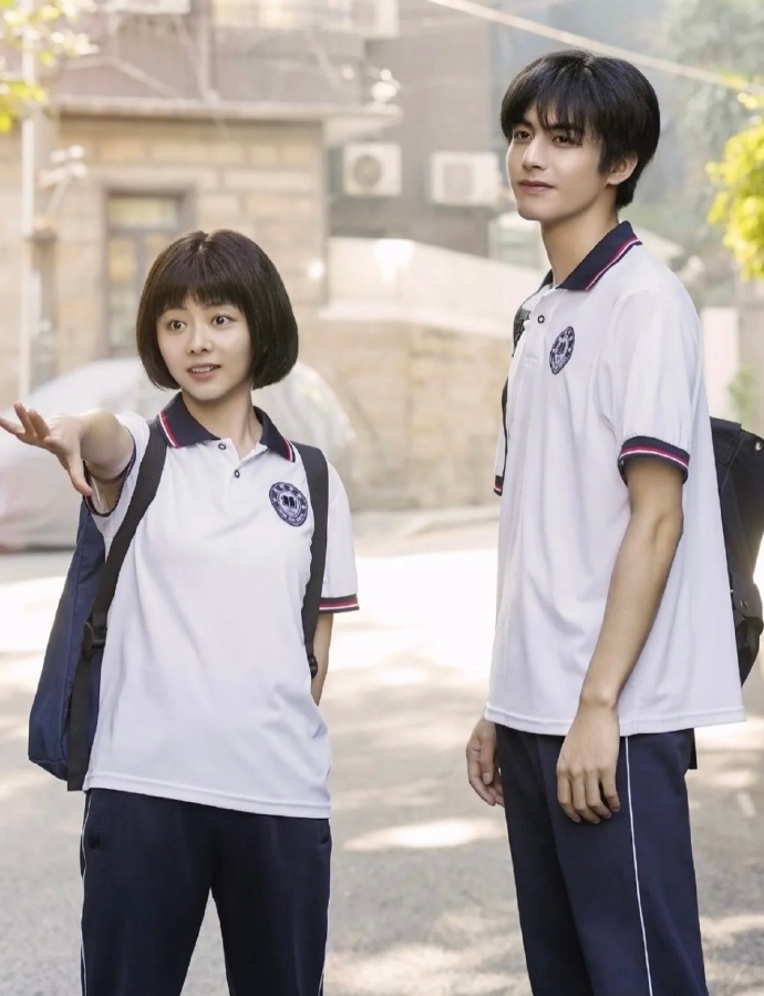 《骄阳似我》主演们发文告别，初中学历的宋威龙用自己方式一枝独秀