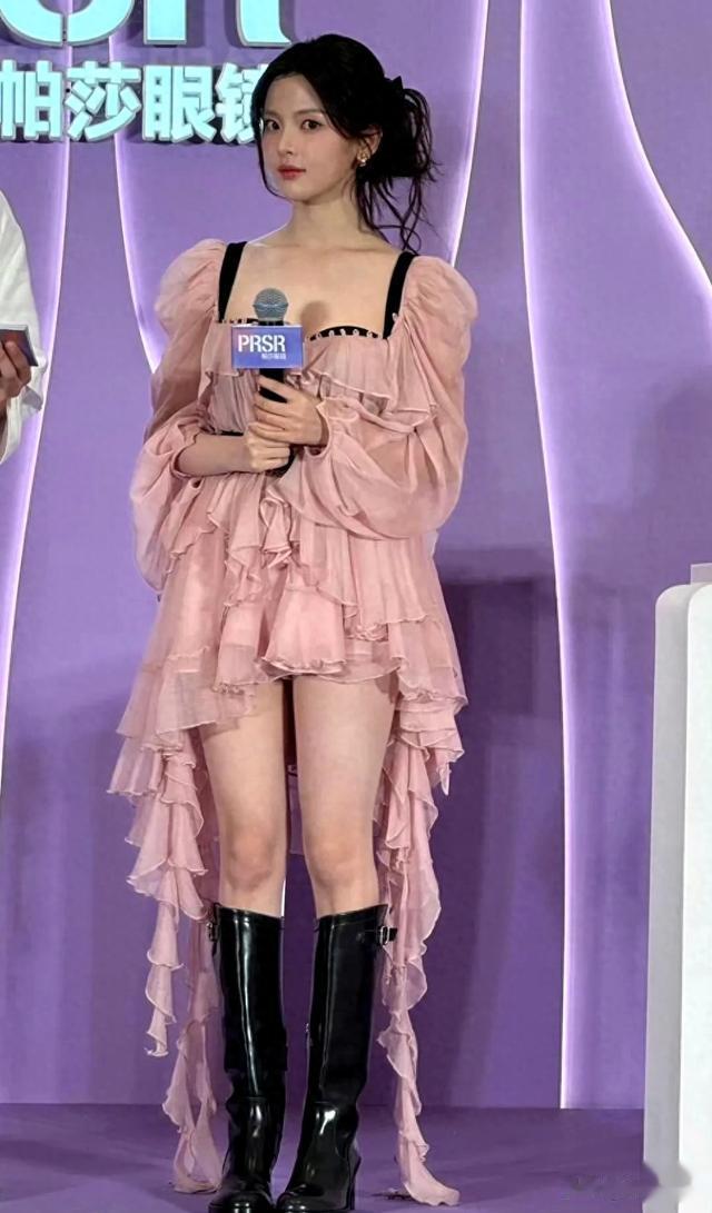 杨超越｜活动现场生图，靠颜值出圈就是不一样！ ?经得起镜头的考验