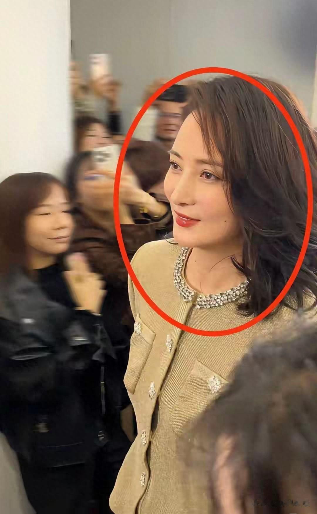 广州街头偶遇蒋勤勤，50岁生图美到犯规，陈建斌这福气谁不羡慕