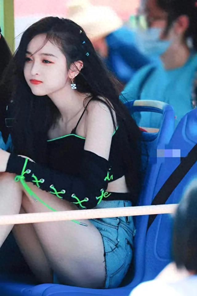 吴宣仪还是那么美！穿超短裤坐的时候，得注意保护隐私哦