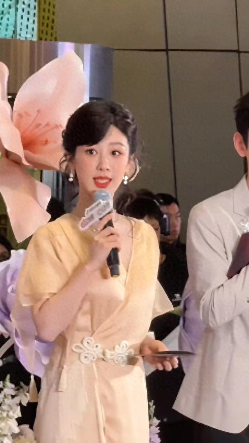 杨紫穿红裙出席活动，法令纹明显粉感严重，网友：裹个床单就来了