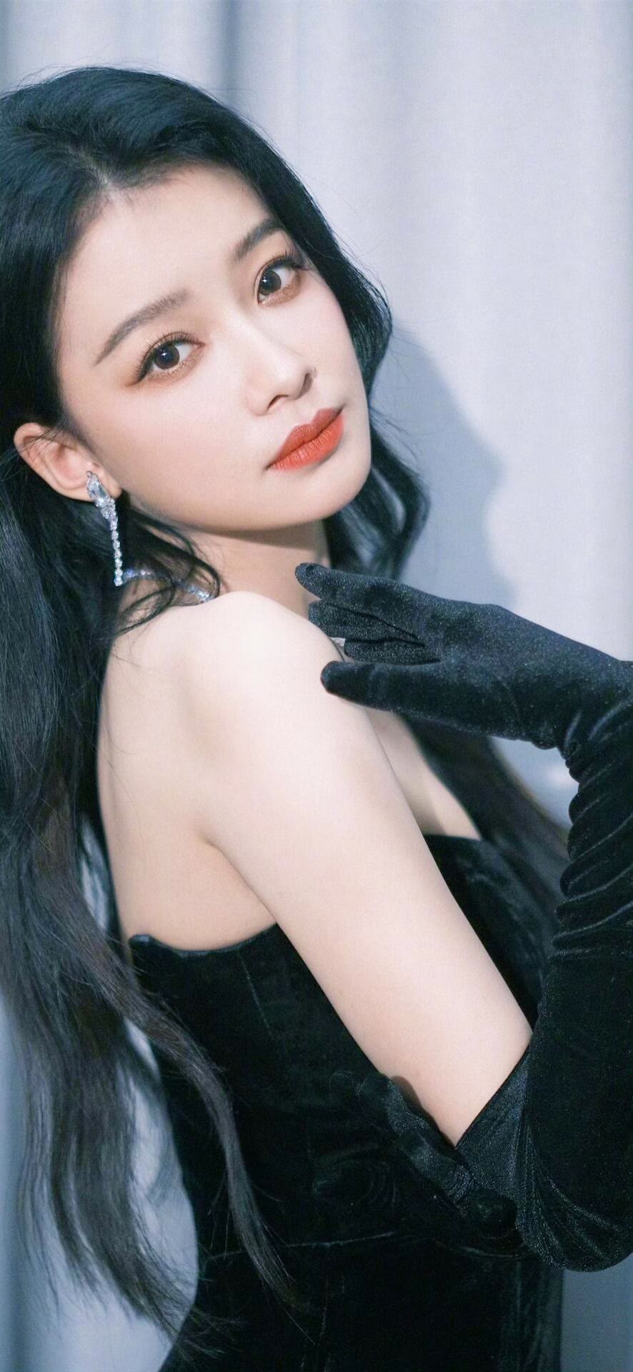 孙怡黑丝绒礼裙大片来袭,优雅值拉满