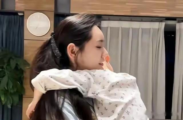 秋瓷炫拍戏回家，获公公8菜接风，一句“女儿”把跨国亲情焊死！