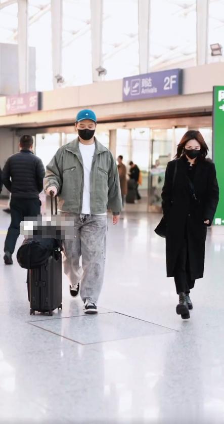 李纯官宣结婚后首现身，与丈夫保持距离无交流，马頔臃肿被当助理