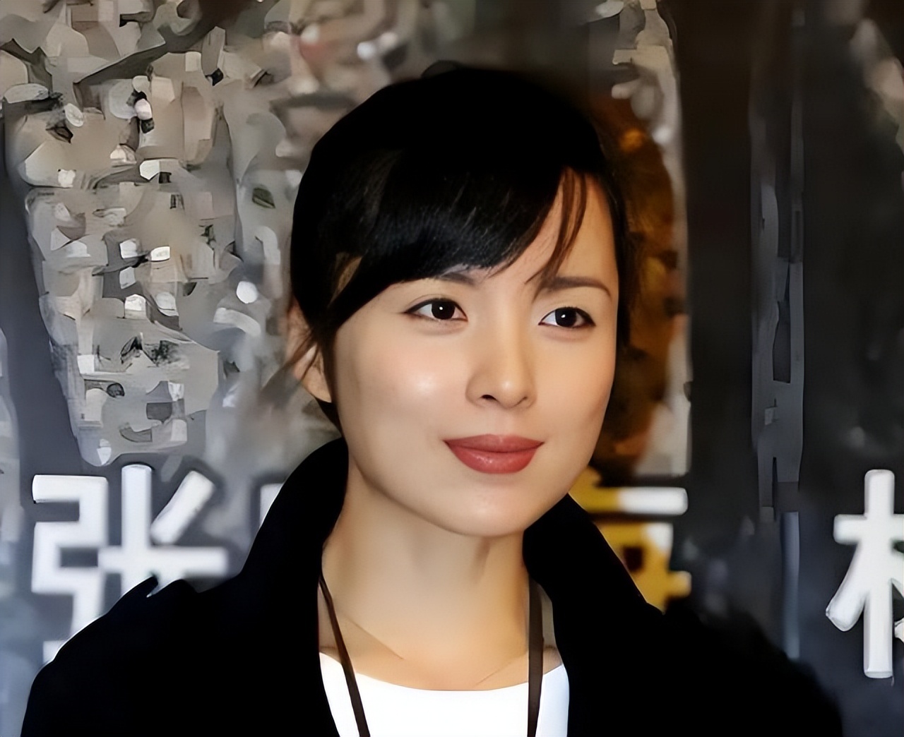 靳东二婚老婆罕见晒素颜近照，48岁皮肤仍白皙紧致，美得自信从容