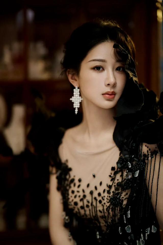 杨紫穿定制黑裙，这还是当年的小雪吗？