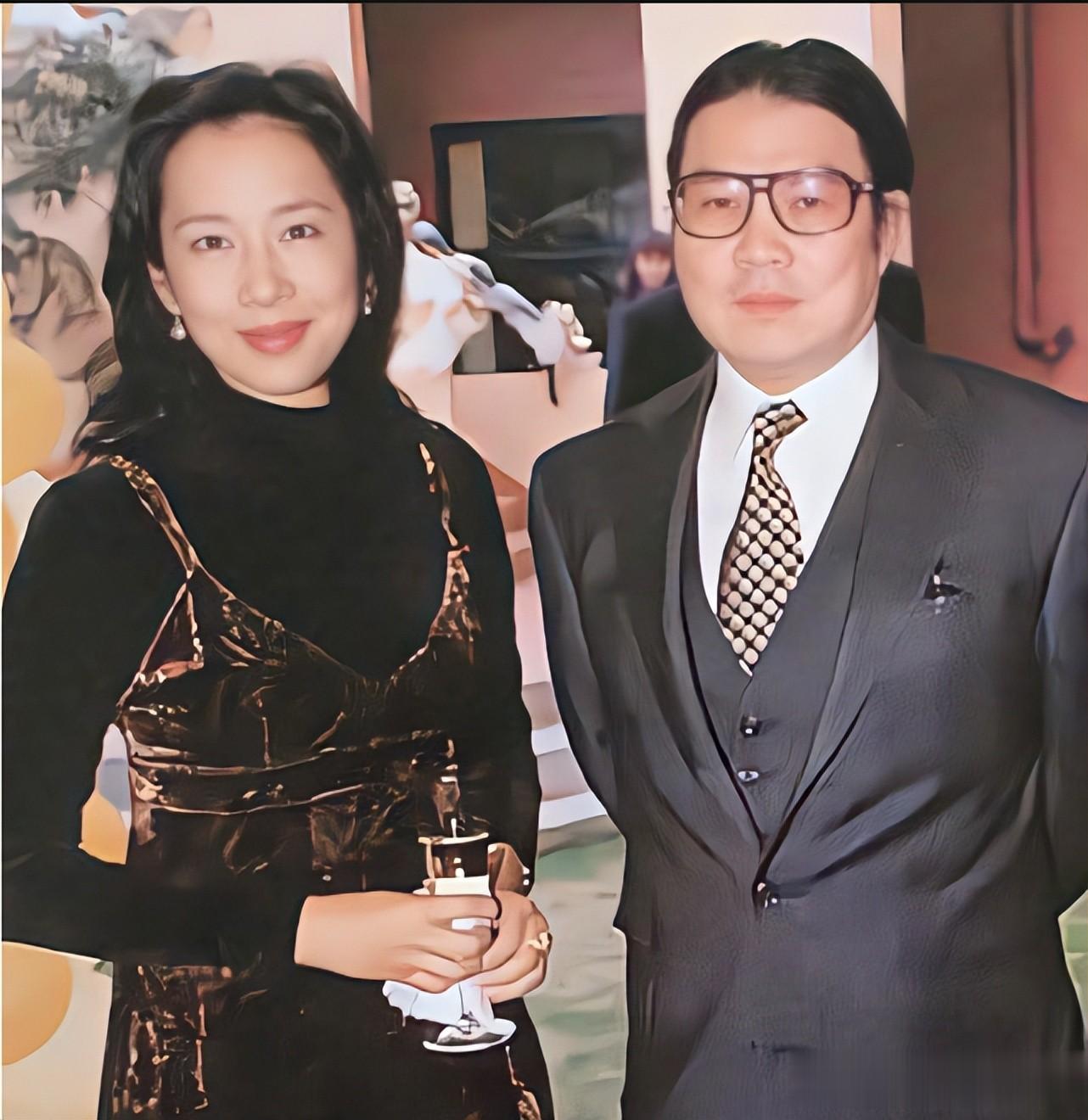 朱玲玲霍震霆离婚19年，每周三回霍家吃饭，二婚老公罗康瑞啥态度