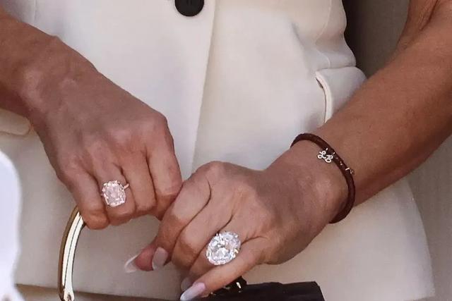 桑切斯贝佐斯婚礼第三天，他俩牵手出街，她换上纪梵希去婚礼派对