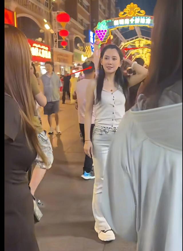 新疆街头偶遇森林北，腿短腰粗身材被嘲四六分，大肚子凸出好吸睛