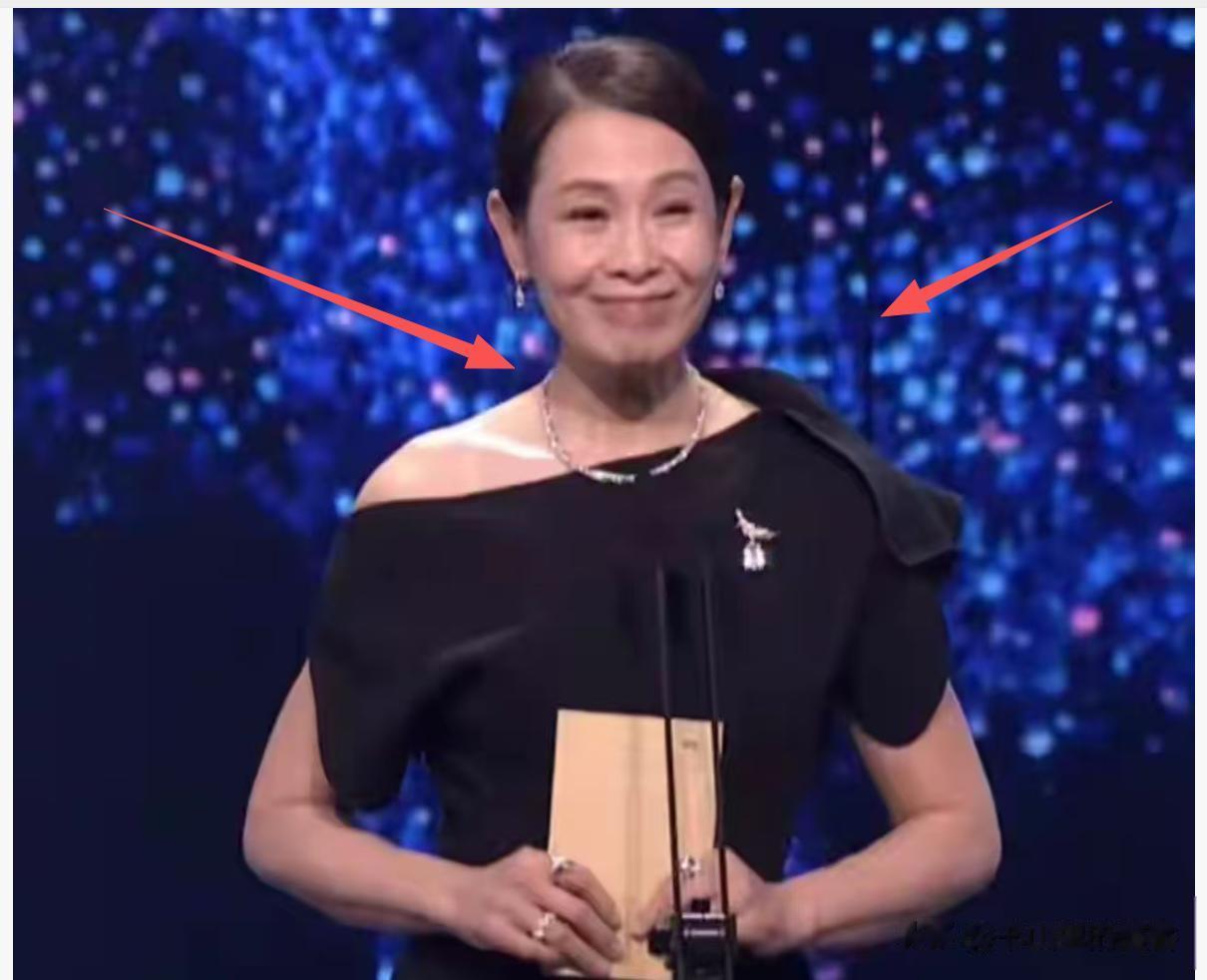 56岁刘若英又瘦又普，脸干瘪像老太太，高龄生子断崖式衰老