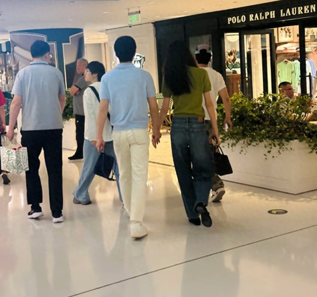 刘雯和井柏然逛街，178个头打扮小女生，望着男友笑成星星眼