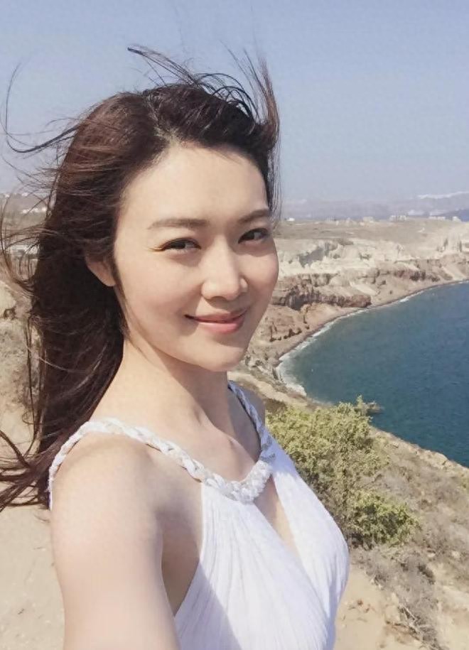 离开黄有龙后,她转身嫁给富豪,四年连生三娃,为何如今抑郁了?