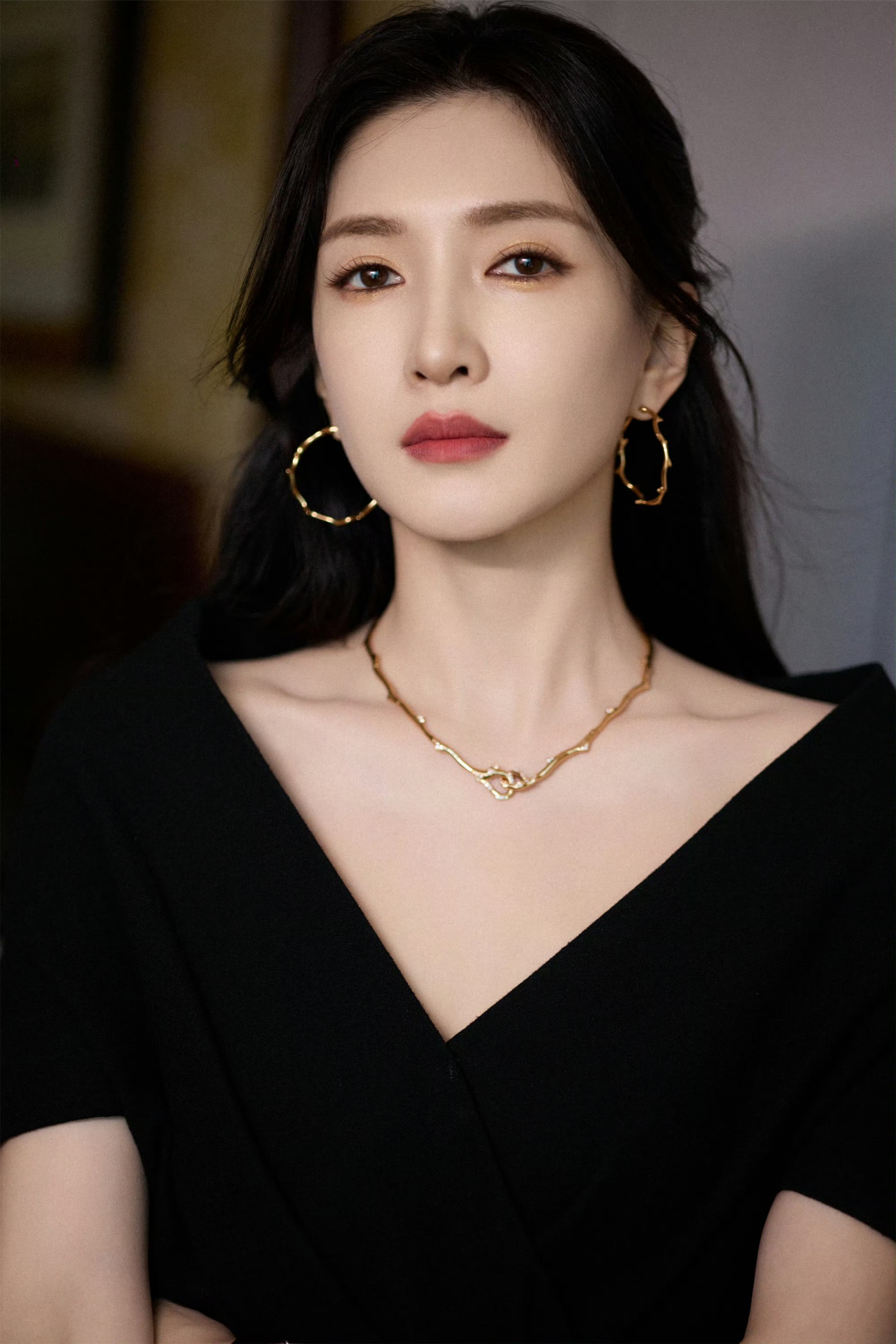 江疏影，朱唇黑裙，大气优雅