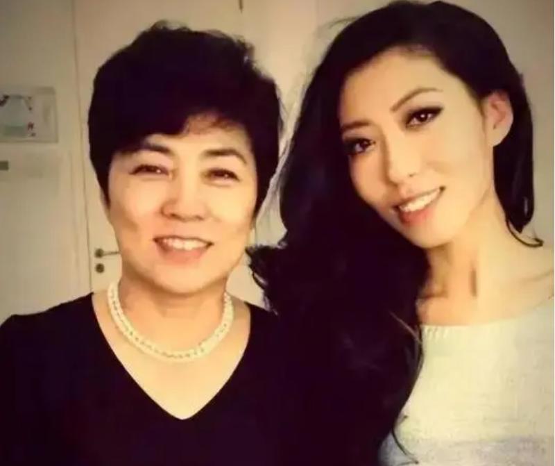 母亲入狱8年，她在国外住豪宅健身游玩，恋富豪，曲婉婷不无辜