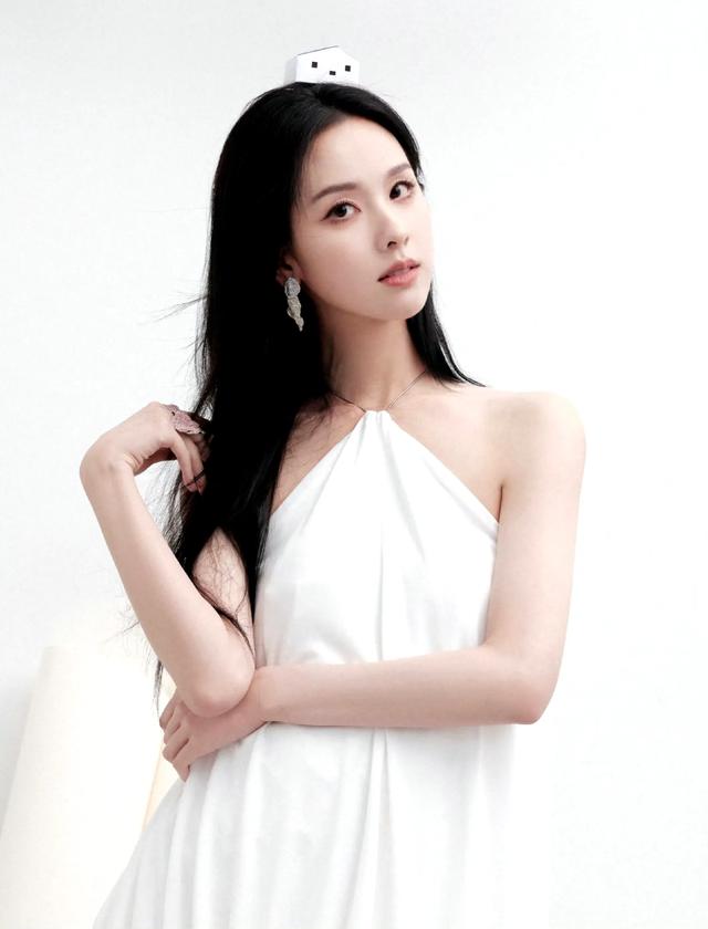 陈都灵，身穿白色极简风格连衣裙，长发飘飘，优雅又高级