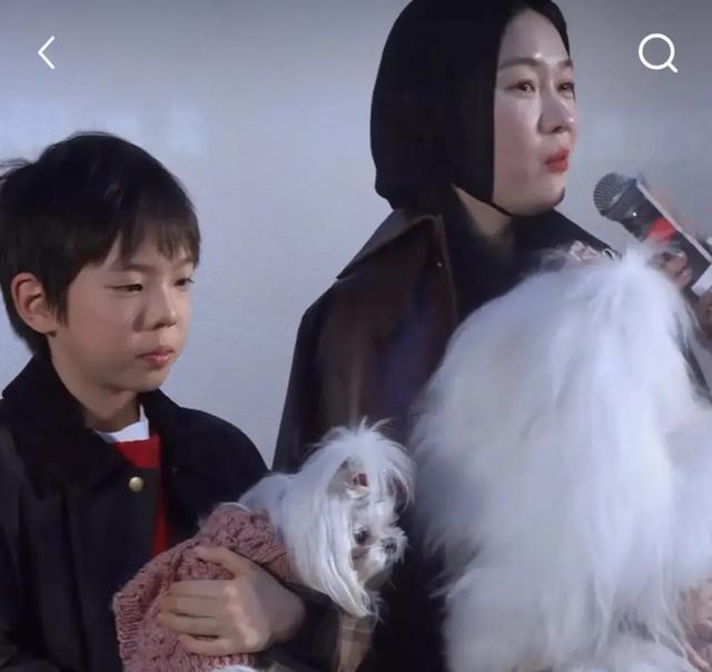 霍思燕杜江参加儿子毕业典礼,12岁嗯哼穿校服超帅,就身高有点矮