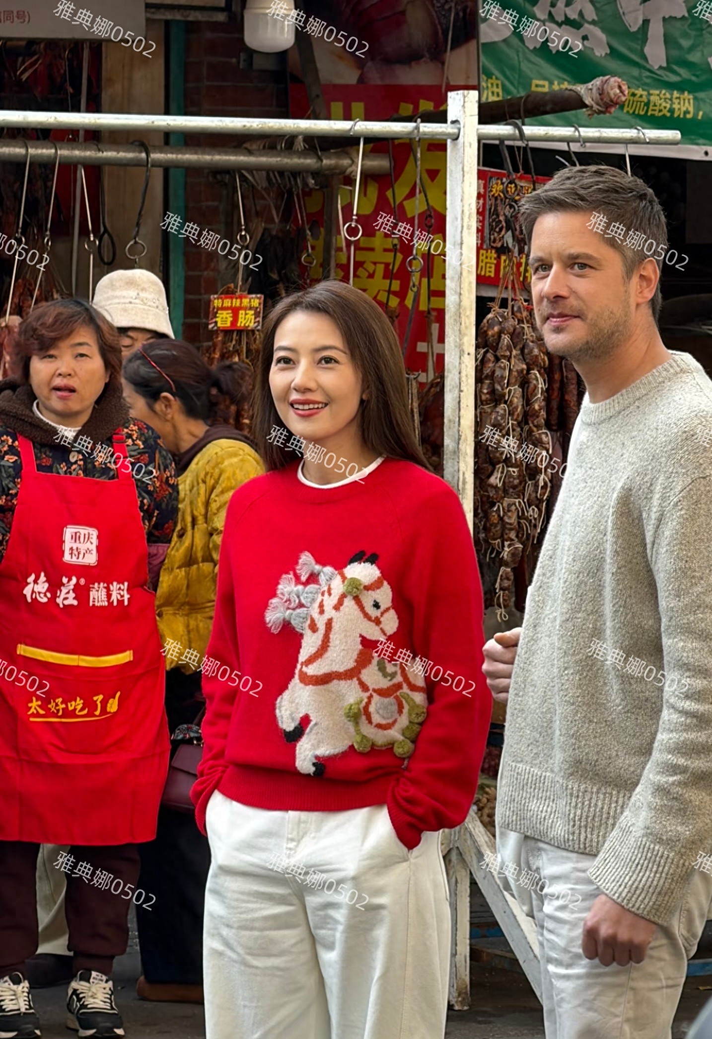 成都玉林菜市偶遇高圆圆，穿了件大红毛衣的她，年轻漂亮明艳动人