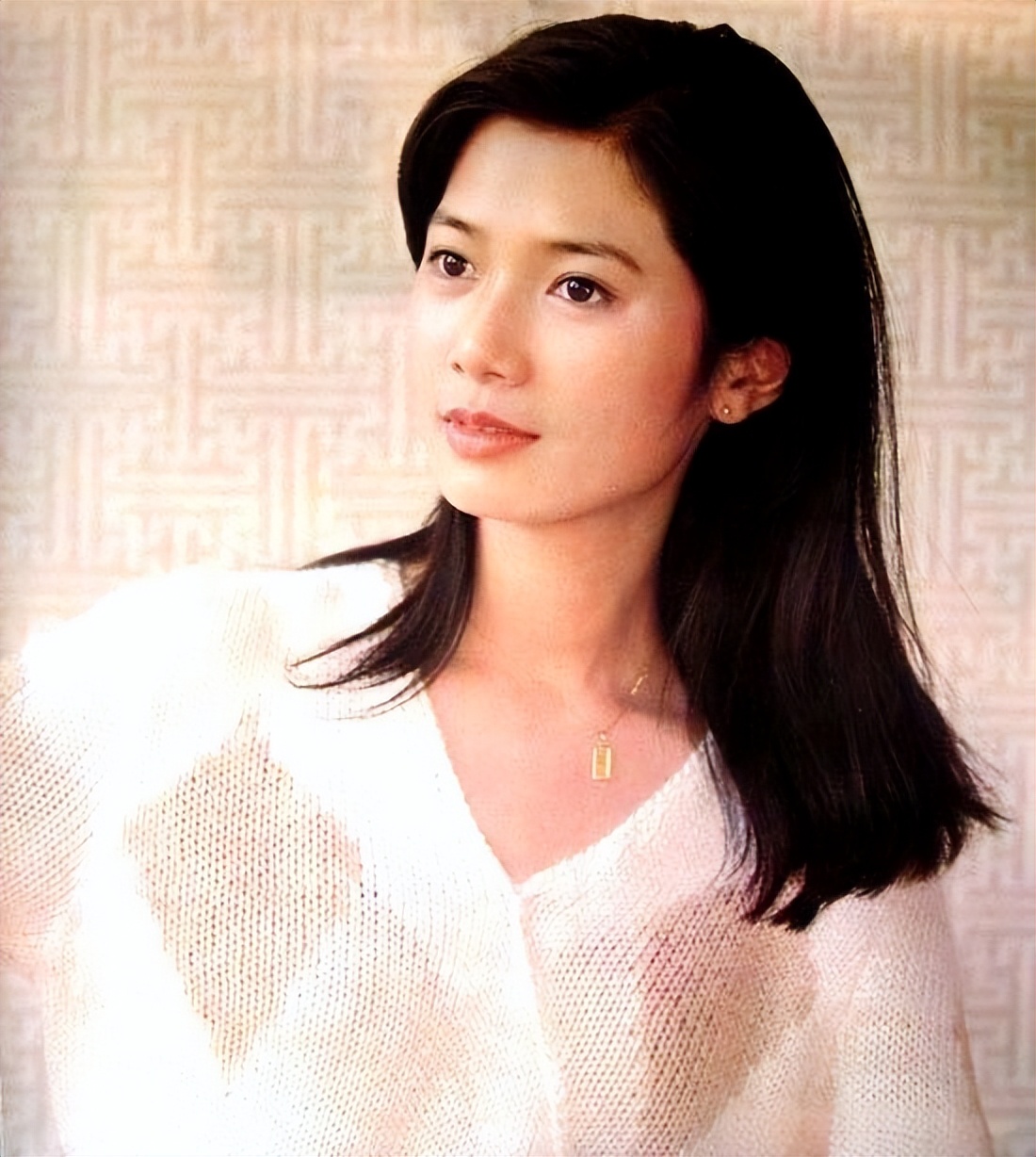 父亲是上海知名演员，她却为爱隐退赴美生子，如今二婚风光不再