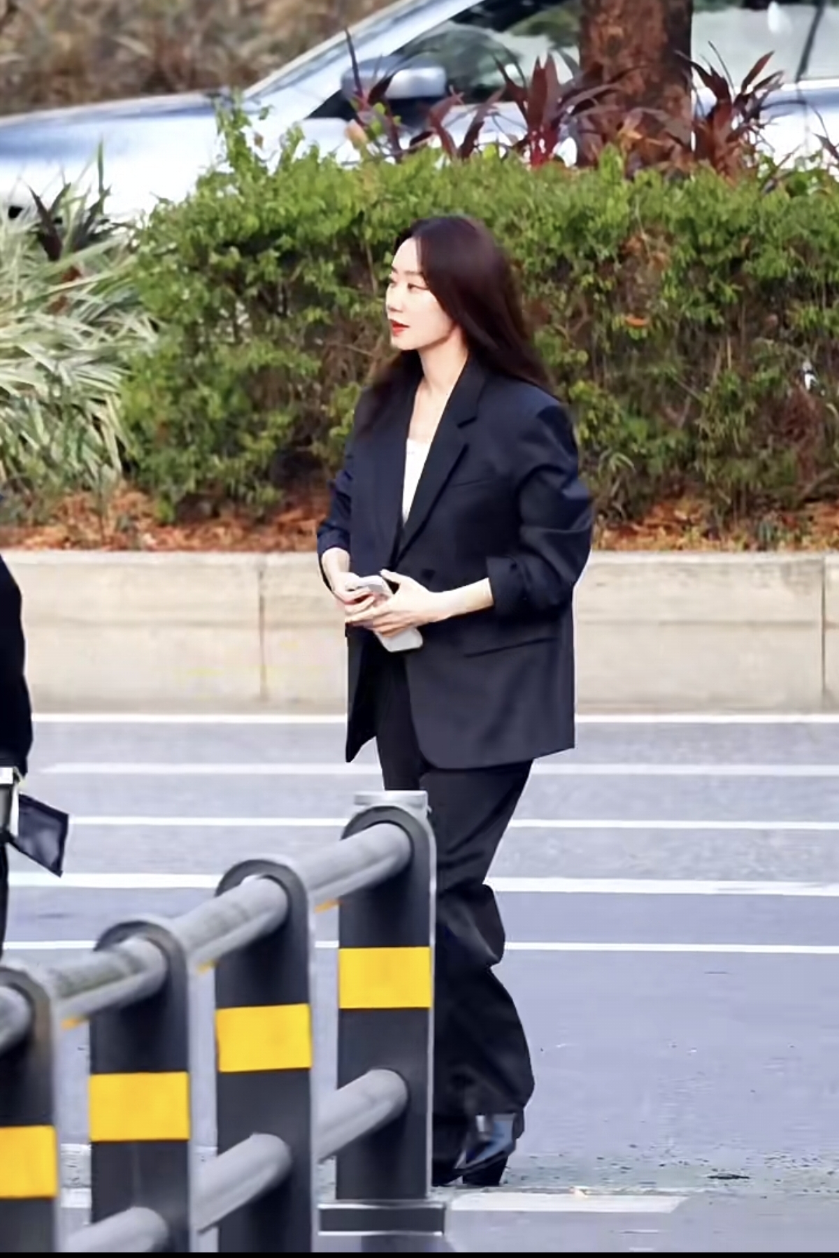 张小斐拍戏被偶遇，本人比电视上好看，又高又瘦的！