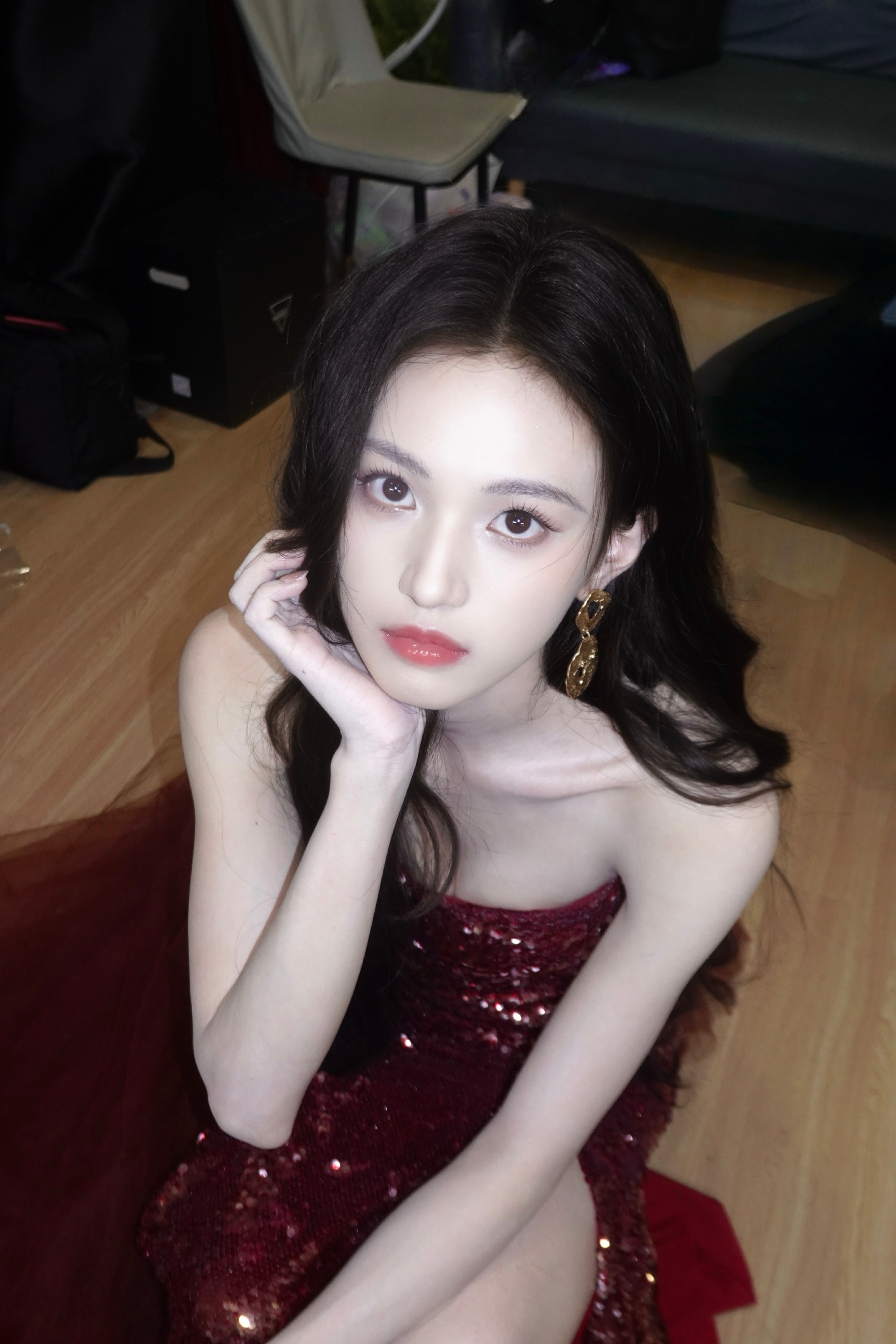 沈羽洁酒红亮片裙好绝！露背造型美到挪不开眼